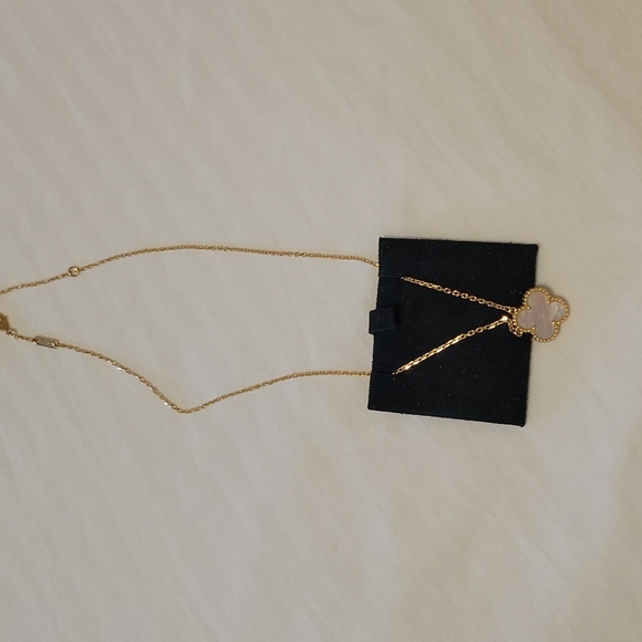 Van Cleef & Arpels Vintage Alhambra Pendant 18 - Karat Yellow Gold - Bra… - Picture 8 of 13